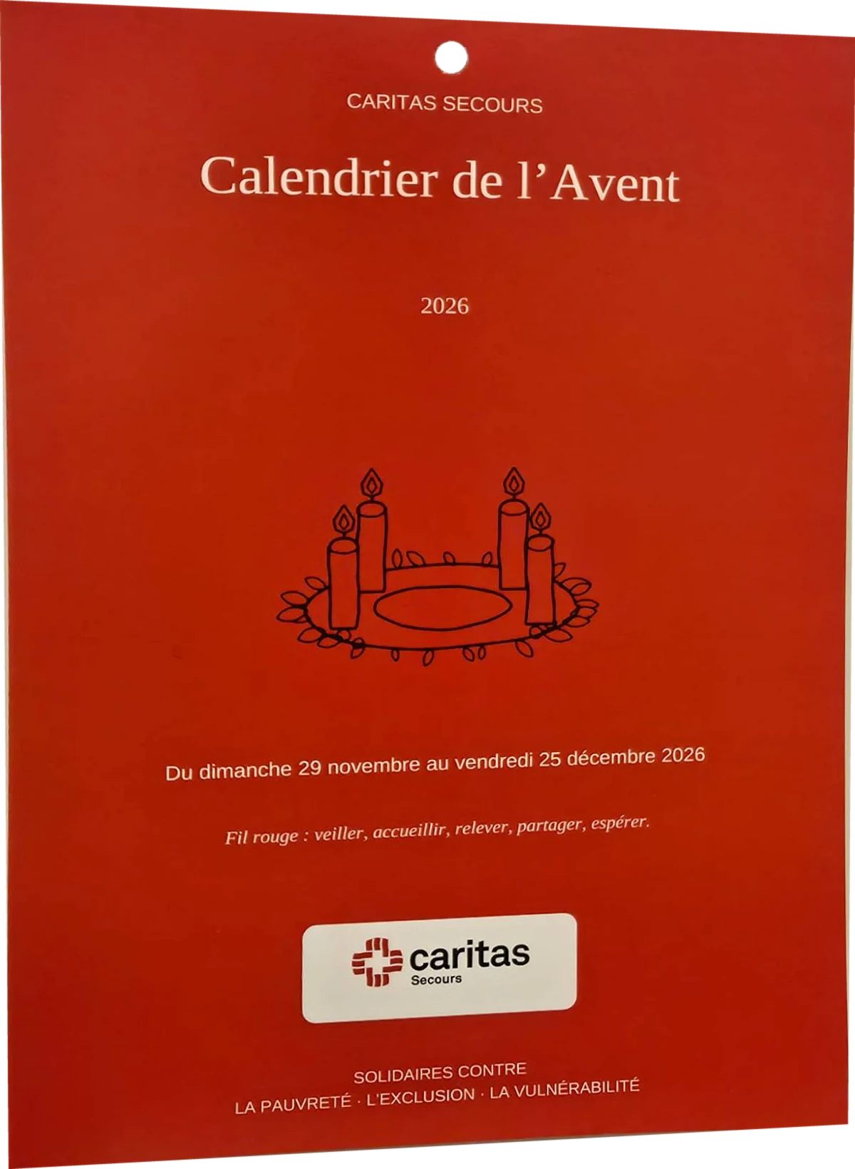 Le calendrier de l’Avent 2026 de Caritas Secours : couverture rouge avec une couronne de l’Avent dessinée au trait.